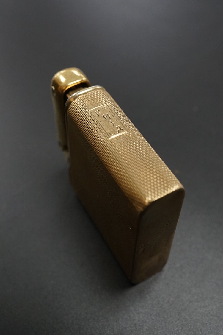 A 9ct gold cased engine turned Calibri lighter, 4cm wide